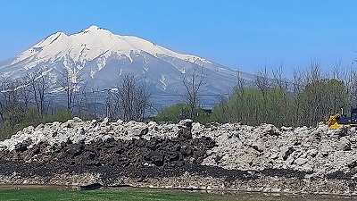 写真 岩木山と残雪