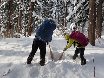 写真 シカ調査二人1