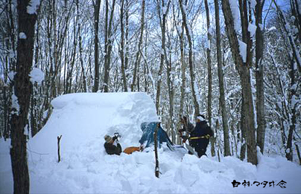 写真 雪の中のマタギ小屋