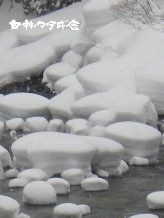 写真　川原の新雪